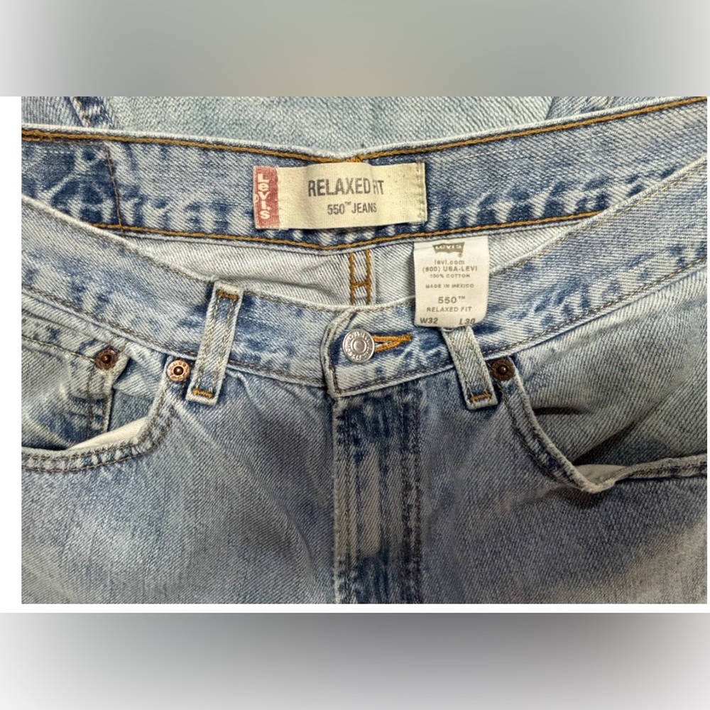 Levi' Strauss 550 Relaxed fit Original Rivitted Light Wash jeans 
W32/L30 - Picture 4 of 6